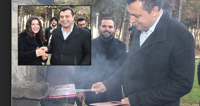 Ak Parti Uşak Belediye Başkan Adayı Çakın'dan Gençlere Sucuk Ekmek Ziyafeti