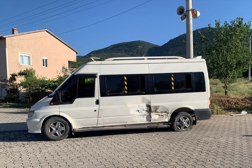 Afyonkarahisar'da çarpışan minibüs ile tarım aracındaki 4 kişi yaralandı