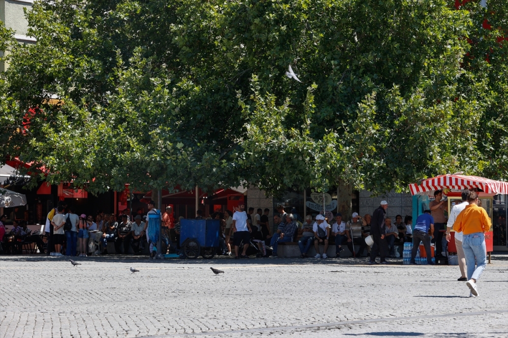 İzmir'de sıcak hava nedeniyle meydan ve caddelerde yoğunluk azaldı