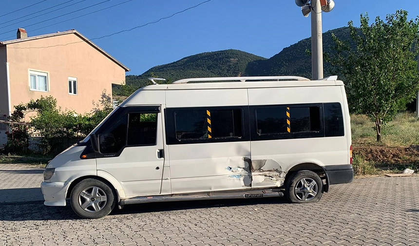 Tarım Aracı Minibüse Çarptı 4 Kişi Yaralandı