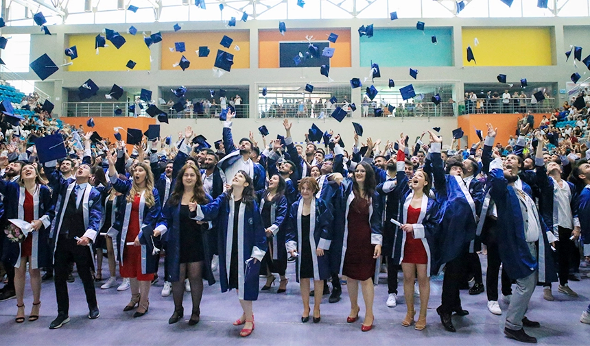 Uşak Üniversitesi İletişim Fakültesi Mezunları Diplomalarını Aldı
