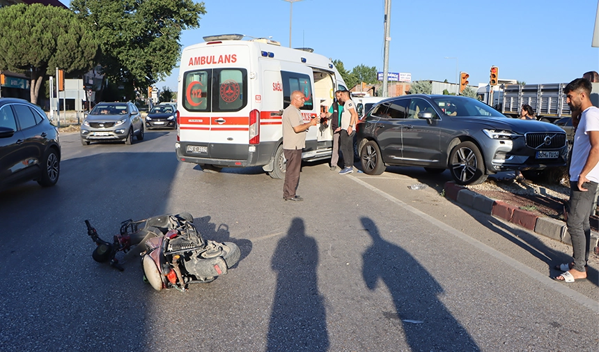 Otomobil Elektrikli Bisiklet Kullanan Çocuğa Çarptı