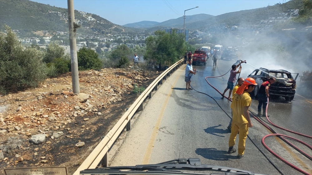 Bodrum'da seyir halindeyken alev alan otomobil yandı