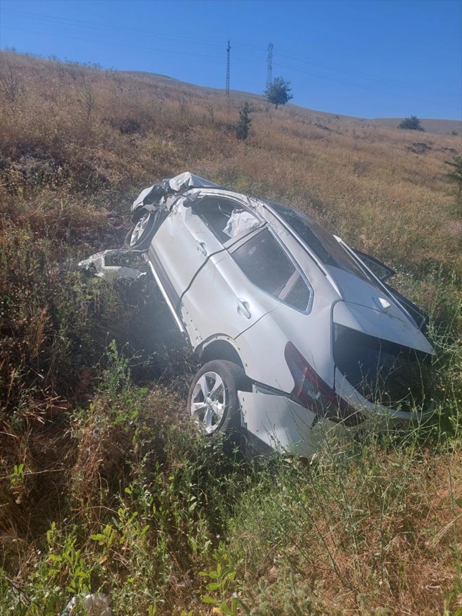 Afyonkarahisar'da şarampole devrilen otomobildeki 3 kişi yaralandı