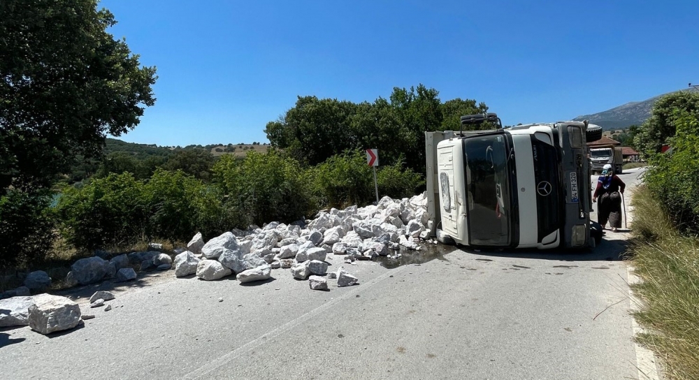 Gediz'de devrilen kamyonun sürücüsü yaralandı
