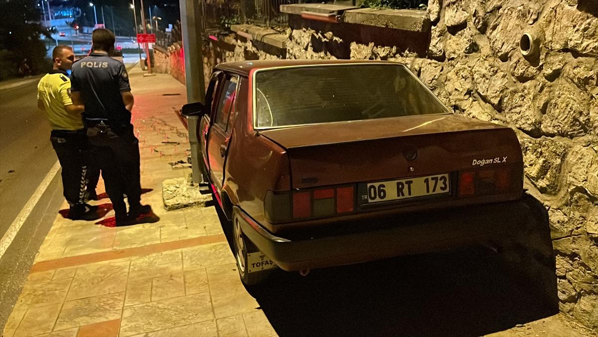 KARABÜK - Aydınlatma direğine çarpan otomobilin sürücüsü yaralandı