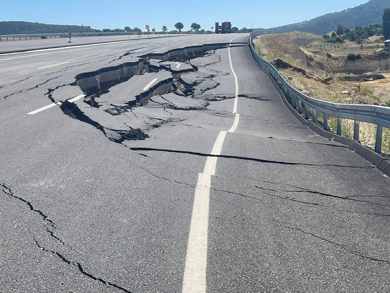 3 Ay Önce Açılan Uşak Güney Çevre Yolu Çöktü!