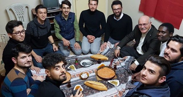 Rektör Savaş'tan Öğrenci Evine Ziyaret