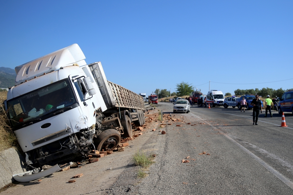 Muğla'da tırla çarpışan otomobildeki 2 kişi öldü