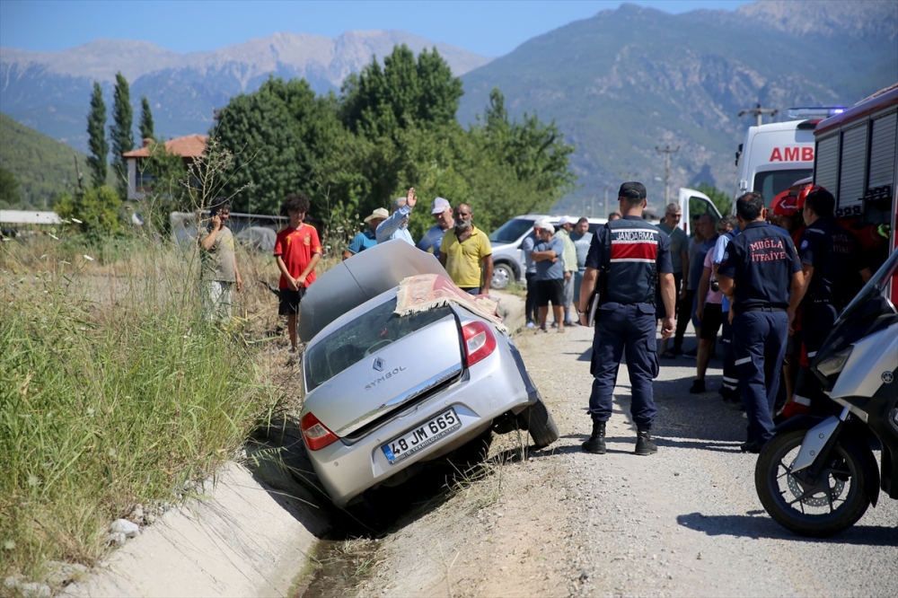 Muğla'da yol kenarındaki kanala düşen otomobildeki anne öldü, çocuğu yaralandı