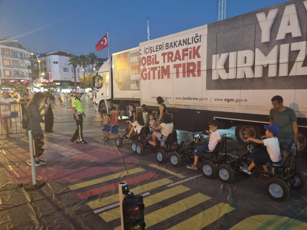 Mobil Trafik Eğitim Tırı, Marmaris'te öğrencileri bilgilendirdi