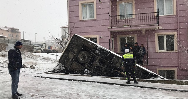 Uşak'ta Servis Minibüsü Evin Bahçesine Devrildi