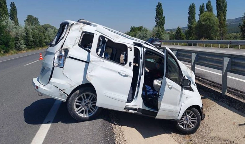 Refüje Çarpan Hafif Ticari Araçtaki 5 Kişi Yaralandı