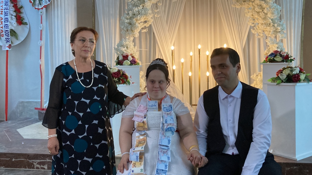 Manisalı anne Down sendromlu kızının düğün hayalini gerçekleştirdi