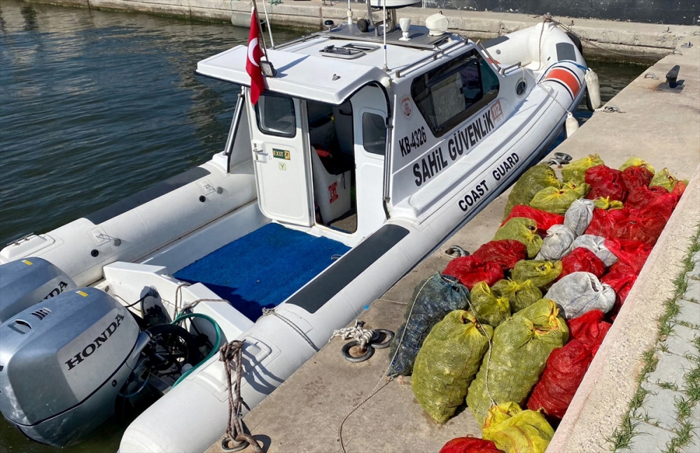 İzmir'de kaçak avcılıkta kullanılan 2 tekne ele geçirildi