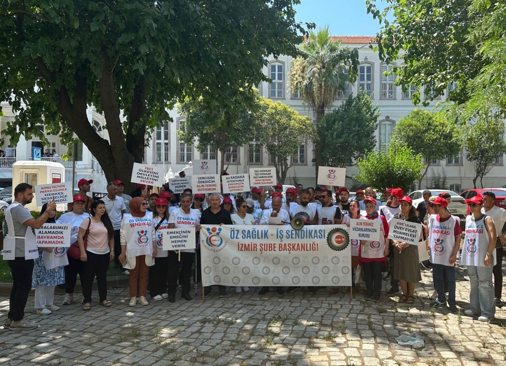 Öz Sağlık-İş üyeleri, İzmir İl Sağlık Müdürlüğü önünde basın açıklaması yaptı