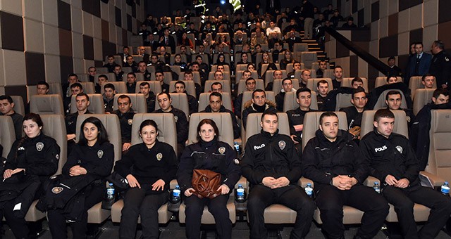 Vali Funda Kocabıyık, Polislerle Birlikte "Börü" Filmini İzledi