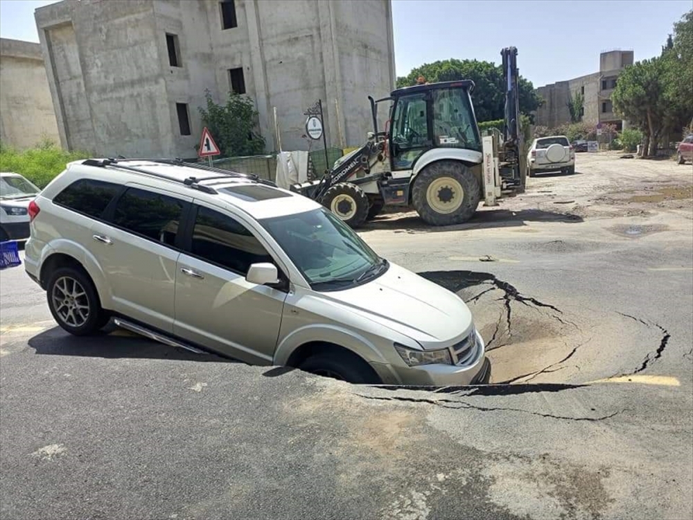 Bodrum'da otomobil yolda oluşan çukura düştü