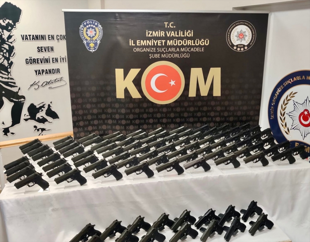 İzmir'de silah kaçakçılığı operasyonunda 92 ruhsatsız tabanca ele geçirildi