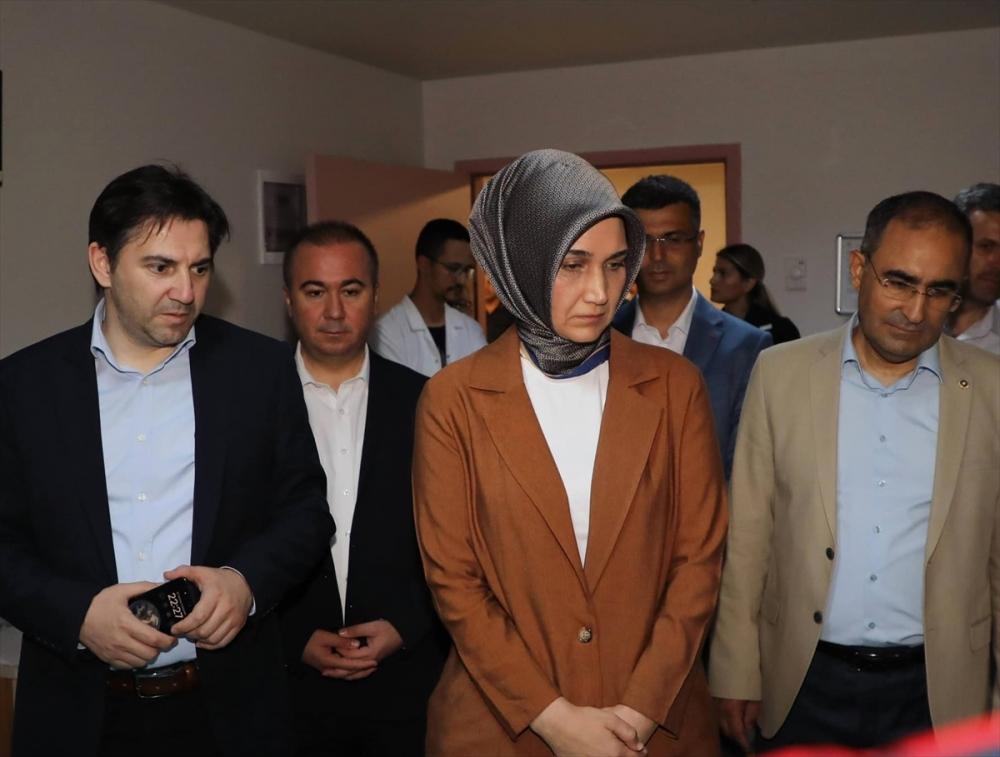Bakan Yardımcısı Bağcı, Afyonkarahisar'da yaralanan tarım işçilerini ziyaret etti