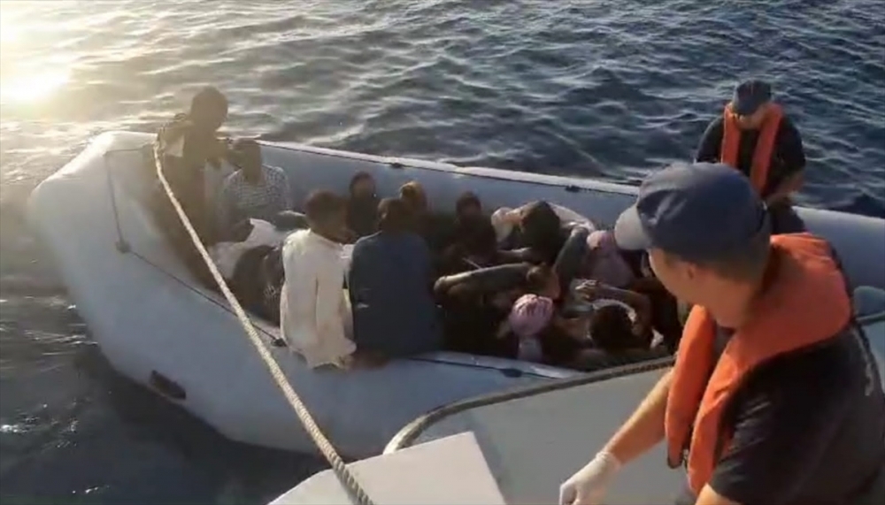 Foça açıklarında 19 düzensiz göçmen yakalandı