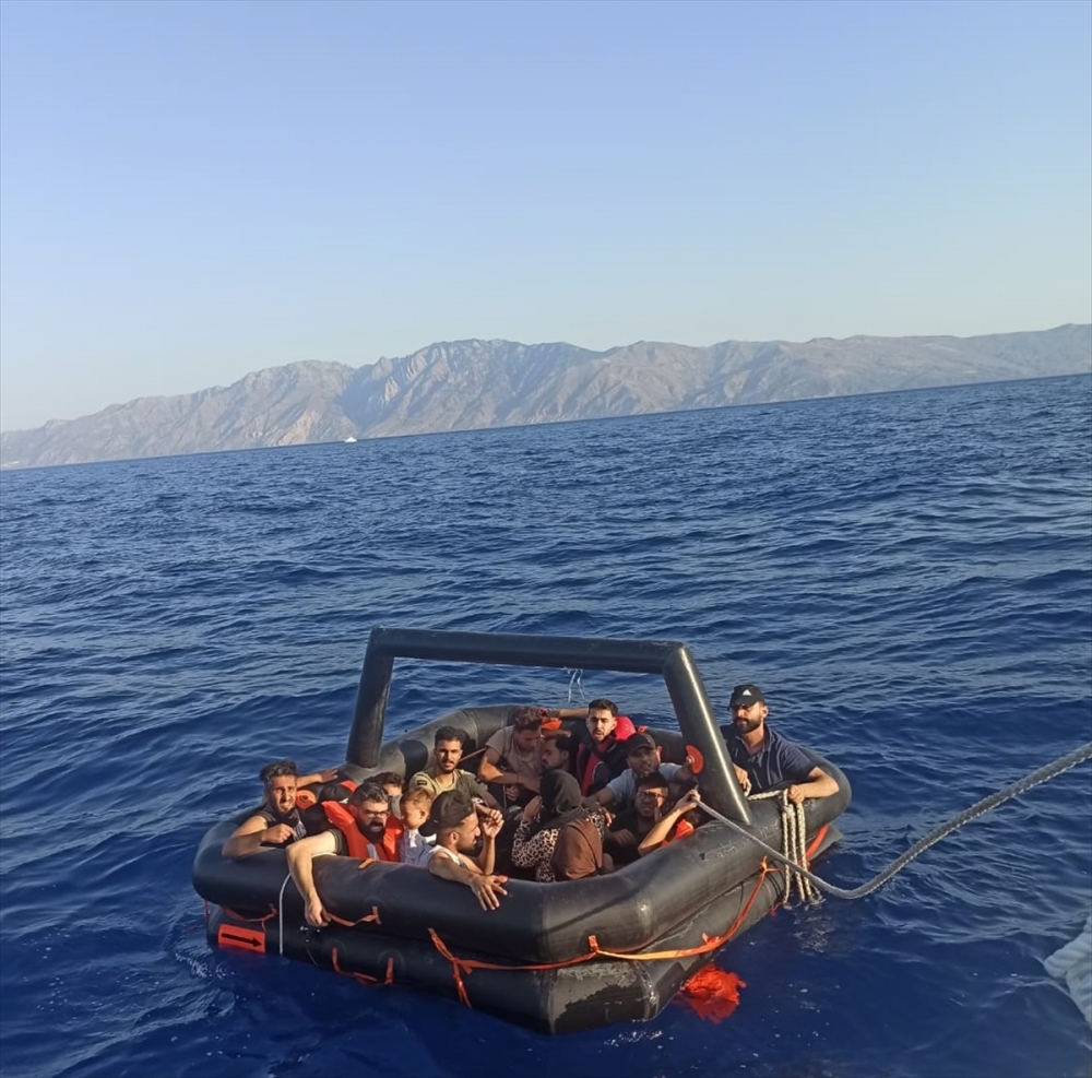 Muğla açıklarında 19 düzensiz göçmen kurtarıldı