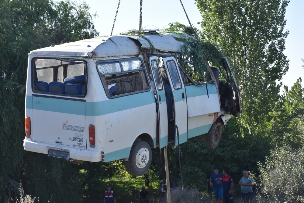 Afyonkarahisar'da devrilen minibüsteki 6 tarım işçisi öldü