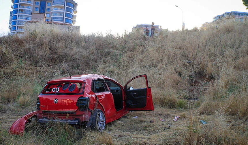Şarampole Devrilen Otomobildeki 4 Kişi Yaralandı
