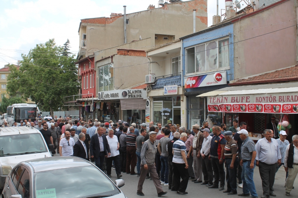 Afyonkarahisar'da trafik kazasında hayatını kaybeden kadının cenazesi toprağa verildi