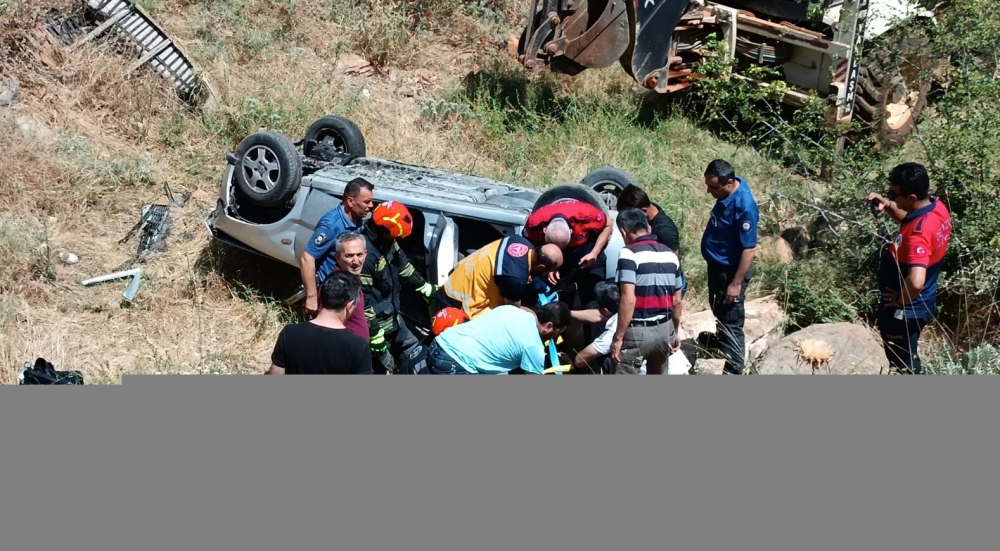 Denizli'de ehliyetsiz sürücünün kullandığı otomobil devrildi, 2 kardeş yaralandı
