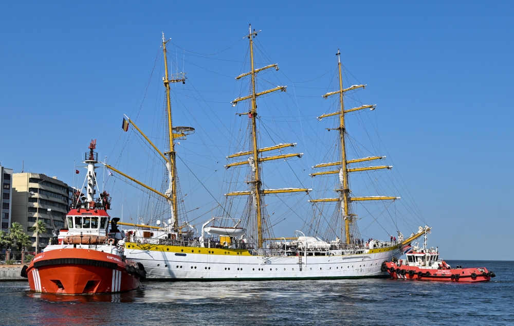 Romanya'nın yelkenli askeri eğitim gemisi İzmir'e geldi
