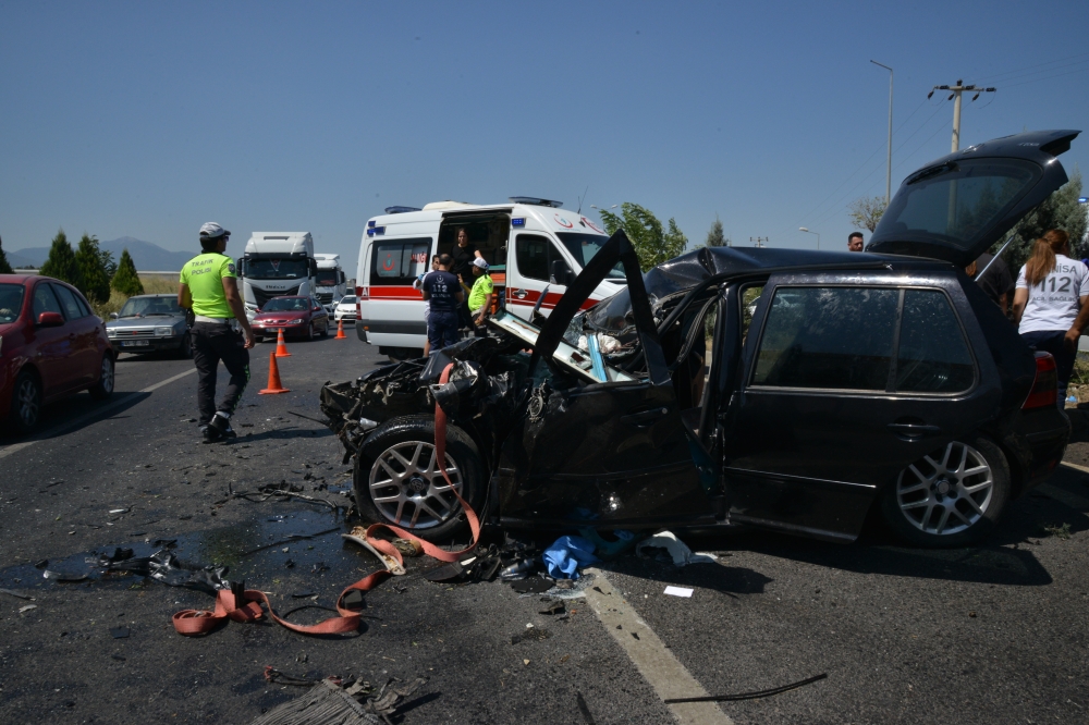 İzmir'de 3 aracın karıştığı kazada 3 kişi yaralandı