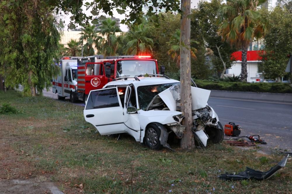İzmir'de ağaca çarpan otomobilin sürücüsü öldü
