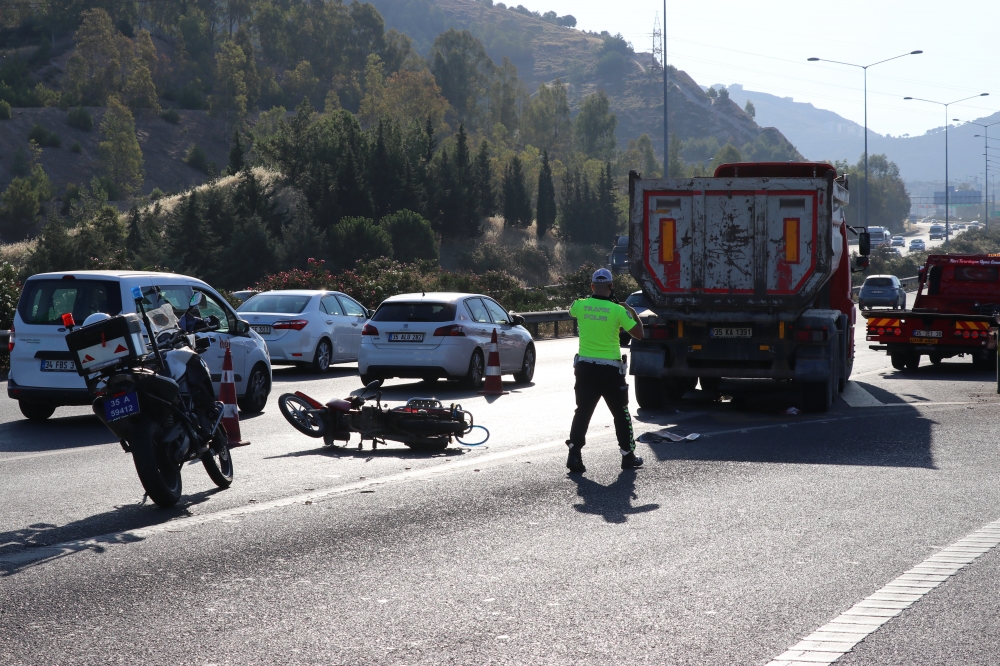 İzmir'de kamyonla çarpışan motosikletin sürücüsü ağır yaralandı