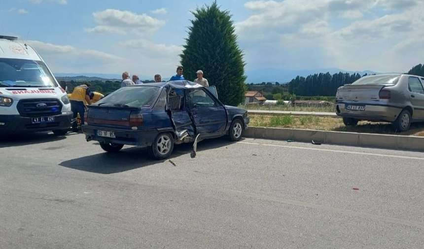 İki Otomobilin Çarpıştığı Kazada 3 Kişi Yaralandı