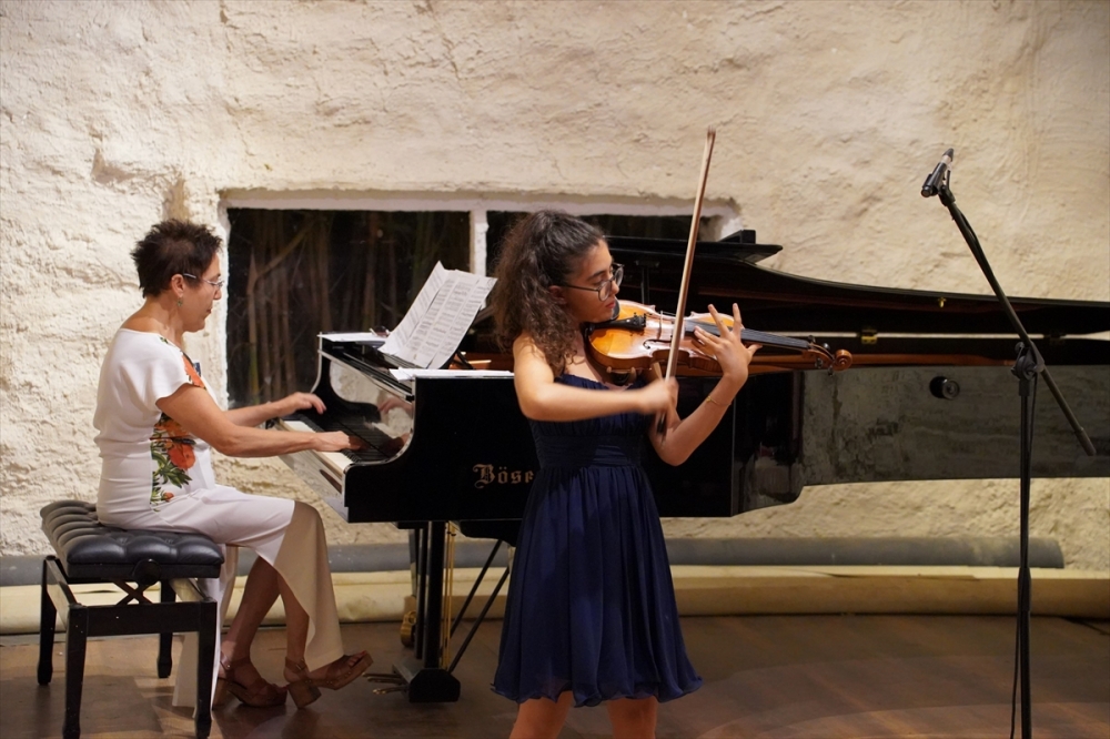 20. Uluslararası Gümüşlük Müzik Festivali Keman Konseriyle Devam Etti