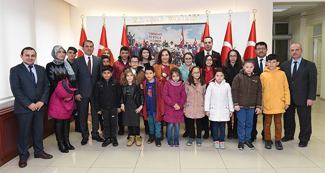 Vali Funda Kocabıyık ‘Başarı Sizden, Ödül Bizden’ Projesi Kapsamında Öğrencileri Makamında Kabul Etti