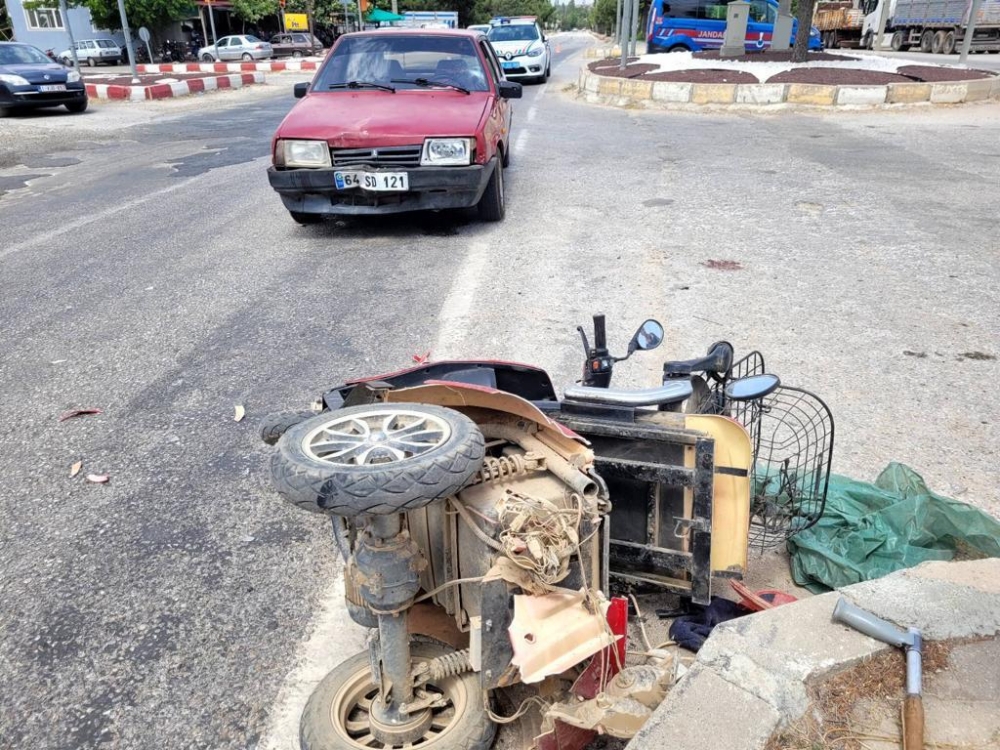 Uşak'ta Otomobille  Motosikletin  Çarpıştı