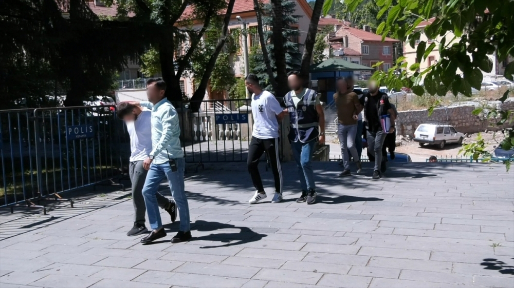 Kütahya’da uyuşturucu operasyonunda yakalanan 5 şüpheliden 2'si tutuklandı