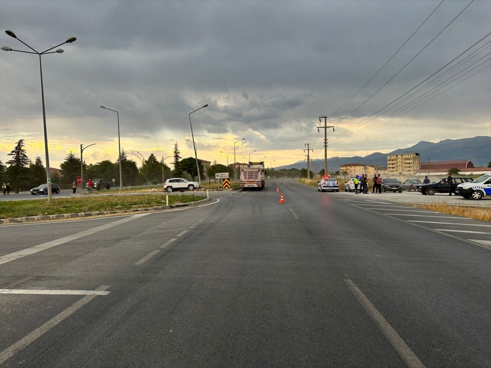 Afyonkarahisar'da otomobil ile tırın çarpışması sonucu 4 kişi yaralandı