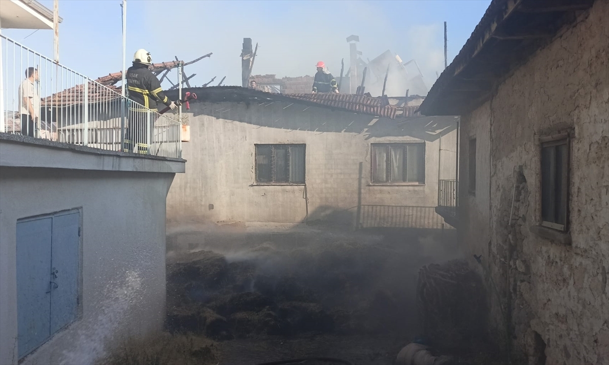 Evinde çıkan yangında motorsikleti kullanılamaz hale geldi