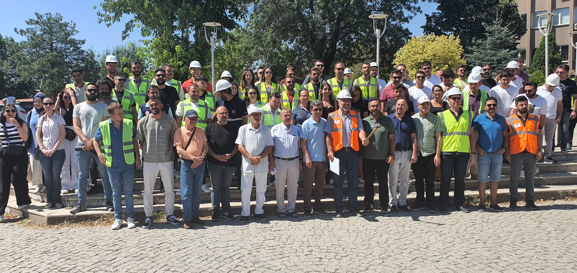 İnşaatı kontrole giden mühendislere keserle saldırı