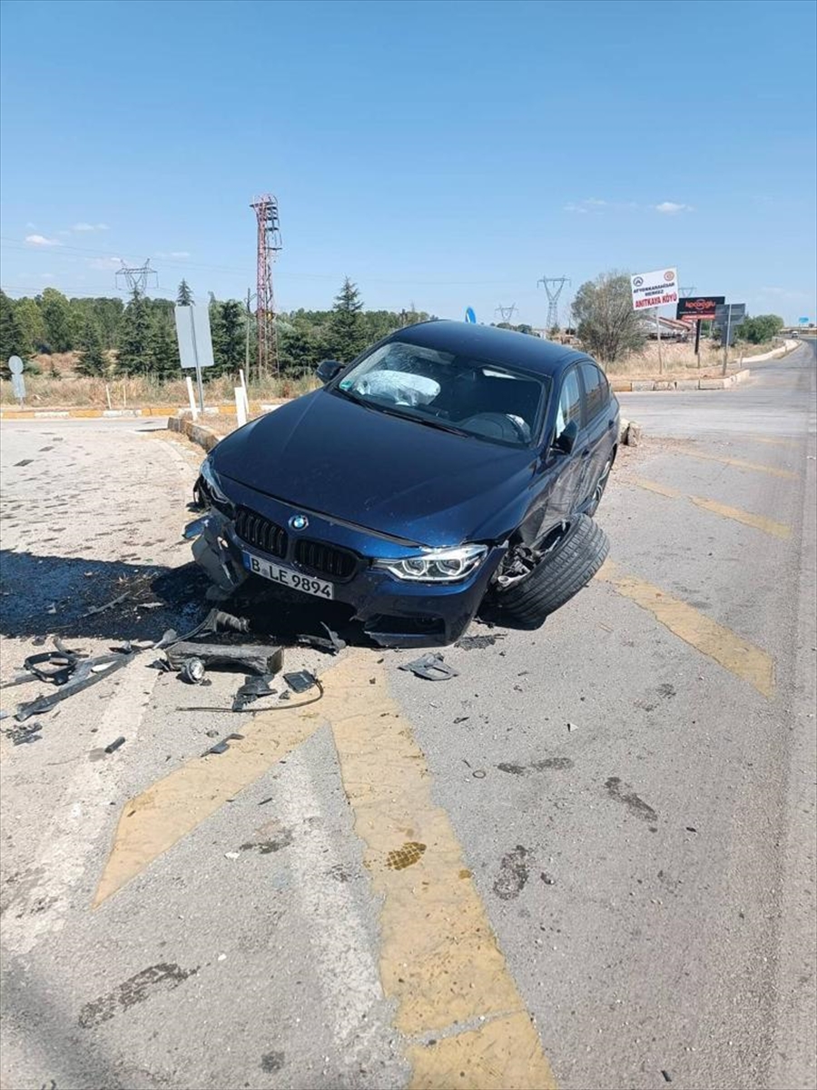 Afyonkarahisar'da beton kaldırıma çarpan otomobildeki 2 kişi yaralandı