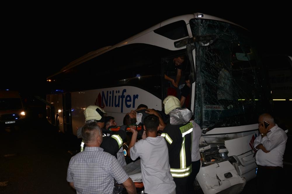 Manisa'da yolcu otobüsünün tıra çarpması sonucu 3 kişi yaralandı