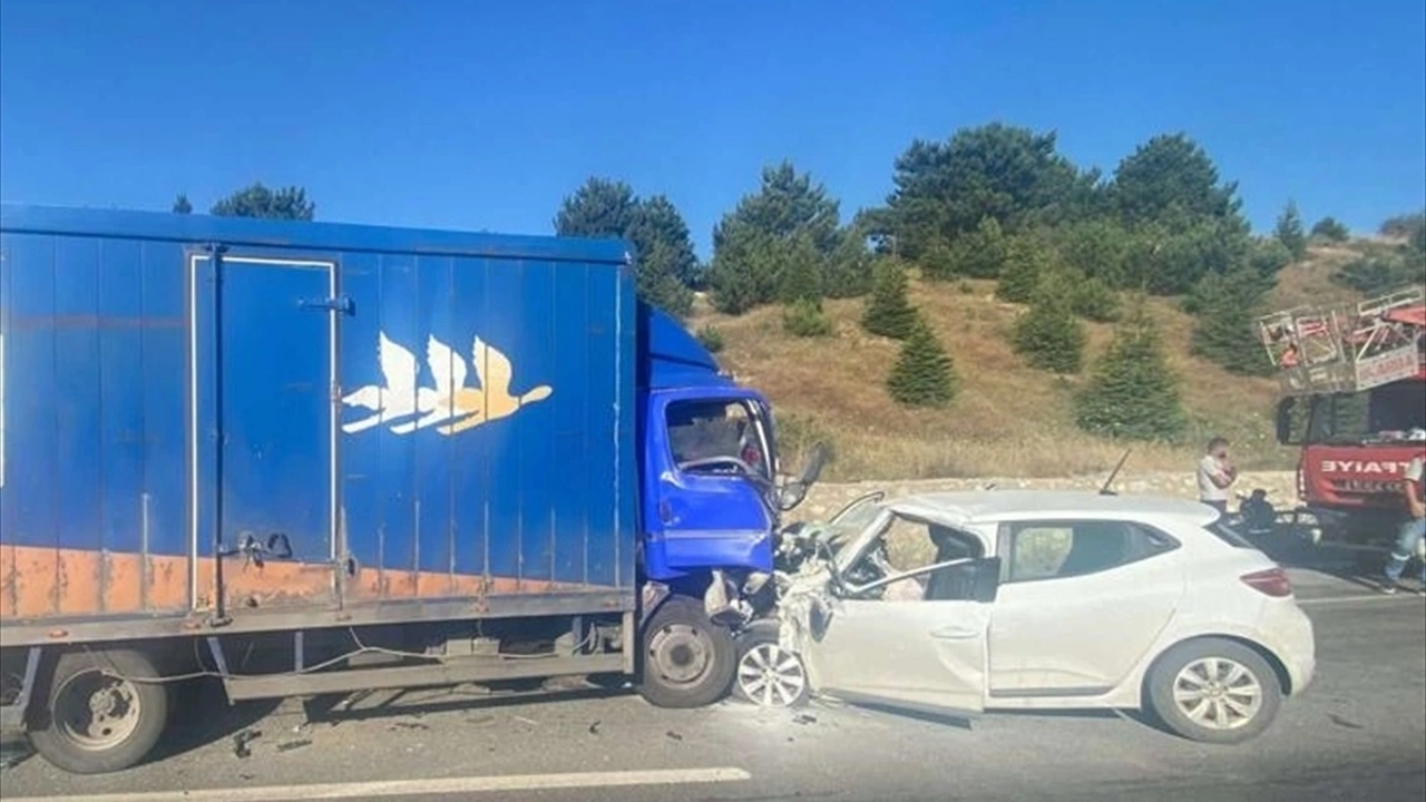 Uşak-Afyonkarahisar yolunda kamyonet ile otomobil çarpıştı: 1 ölü