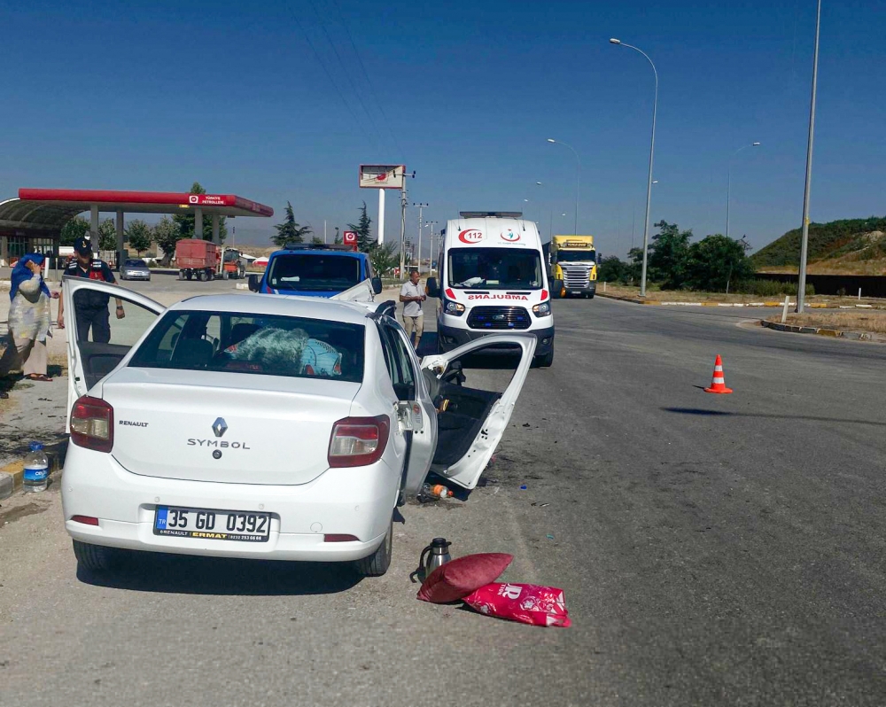 Afyonkarahisar'da beton direğe çarpan otomobildeki 1 kişi öldü, 2 kişi yaralandı