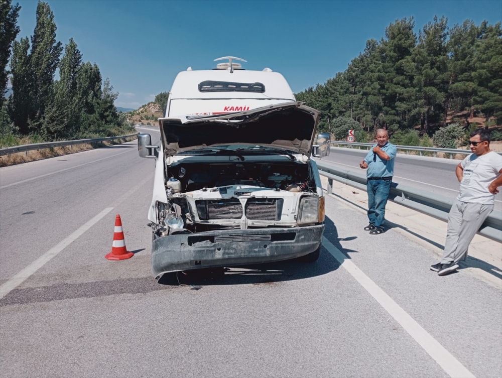 Kütahya'da iki işçi servisinin karıştığı kazada 7 kişi yaralandı