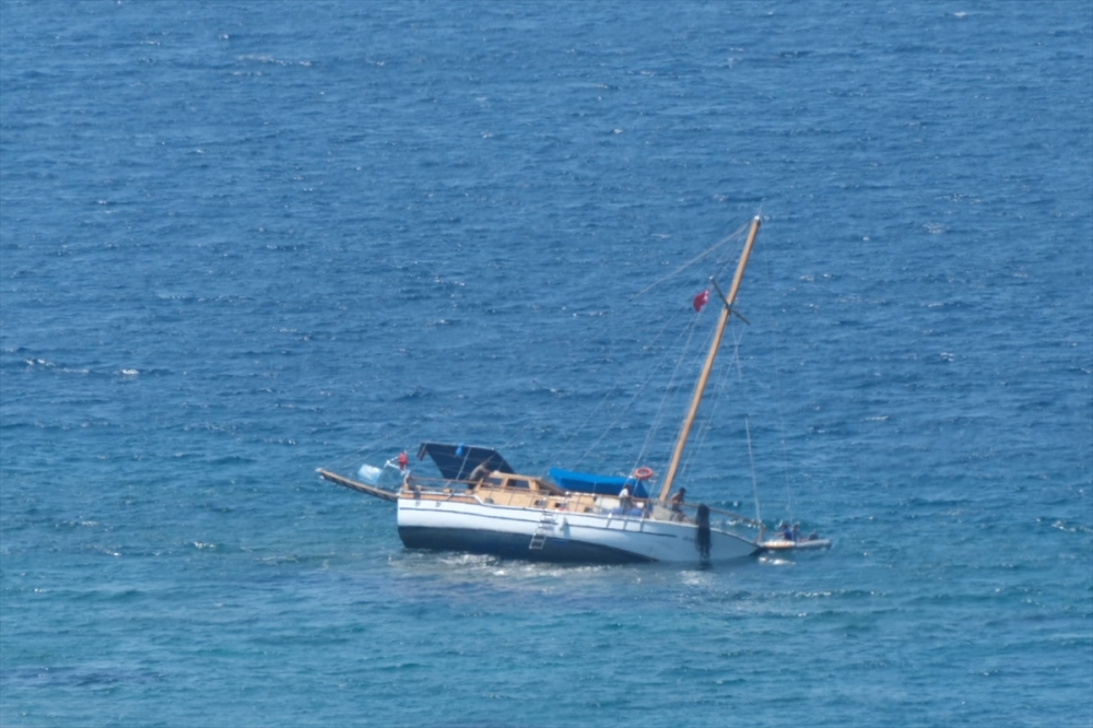 Bodrum'da karaya oturan teknedeki 3 kişi kurtarıldı