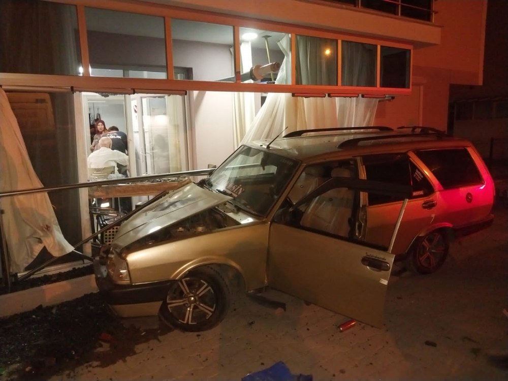 Gediz'de eve çarpan otomobildeki 3 kişi yaralandı