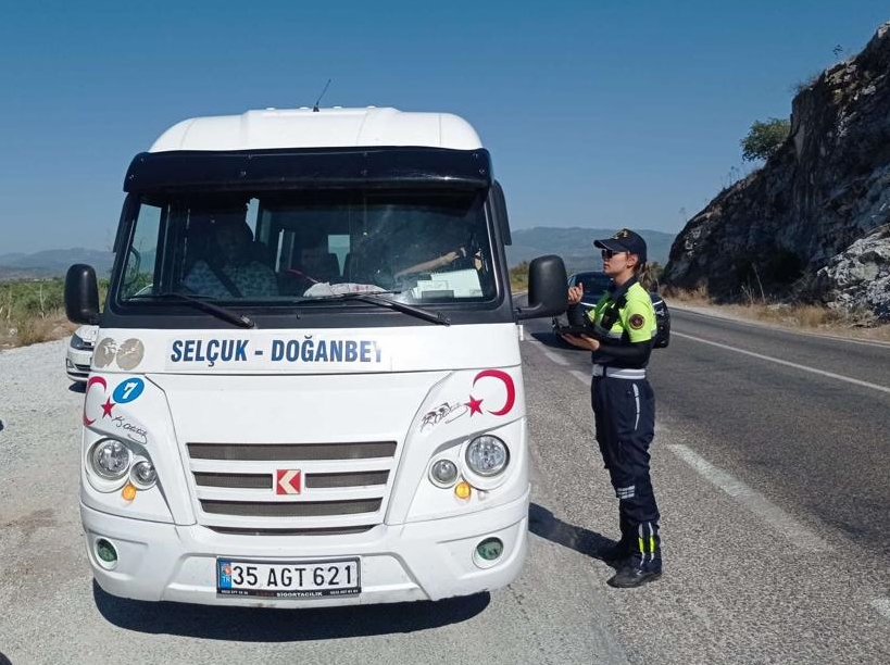 İzmir'de jandarmanın trafik denetimlerinde 2 bin 744 sürücüye ceza uygulandı
